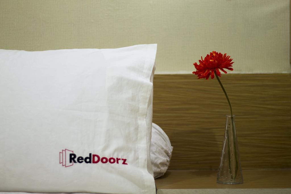 Hotel Reddoorz @ Slipi Jaya Jakarta Exterior foto